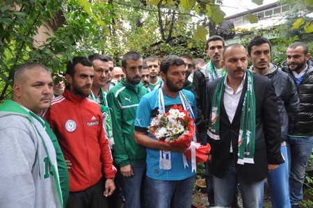 Rizespor Taraftarları Bursasporlu Taraftarları Çiçeklerle Karşıladı 26