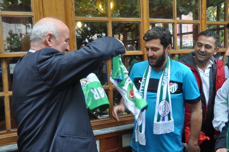 Rizespor Taraftarları Bursasporlu Taraftarları Çiçeklerle Karşıladı 32