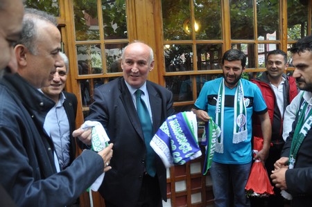 Rizespor Taraftarları Bursasporlu Taraftarları Çiçeklerle Karşıladı 34