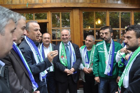 Rizespor Taraftarları Bursasporlu Taraftarları Çiçeklerle Karşıladı 37