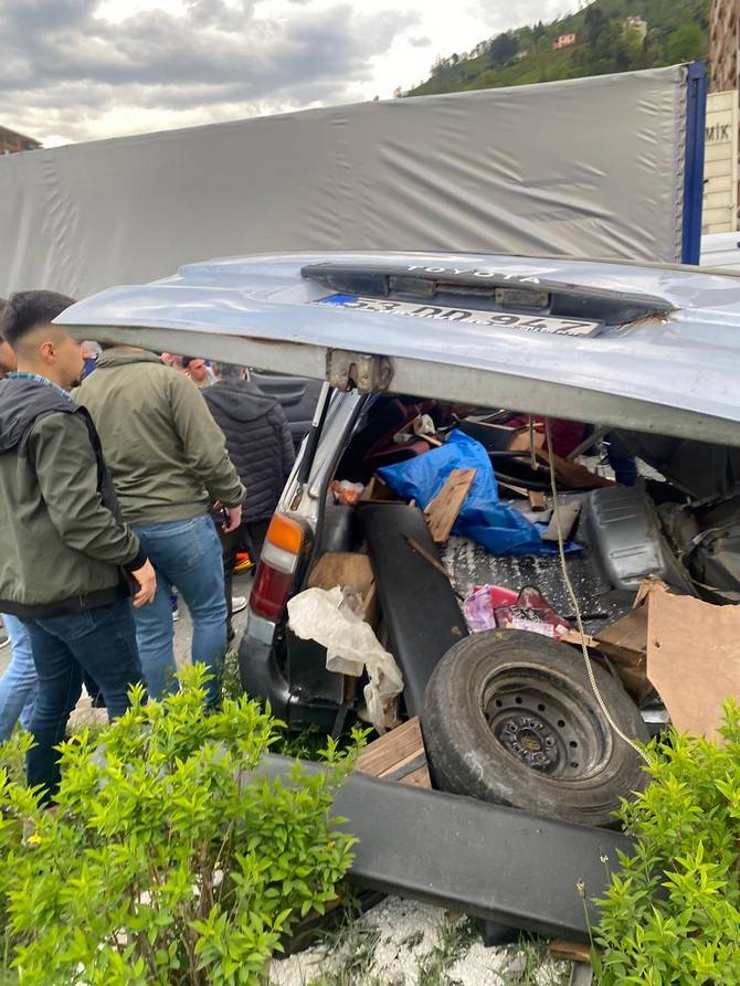 Rize'de hurdaya dönen aracın sahibi yaralandı 10