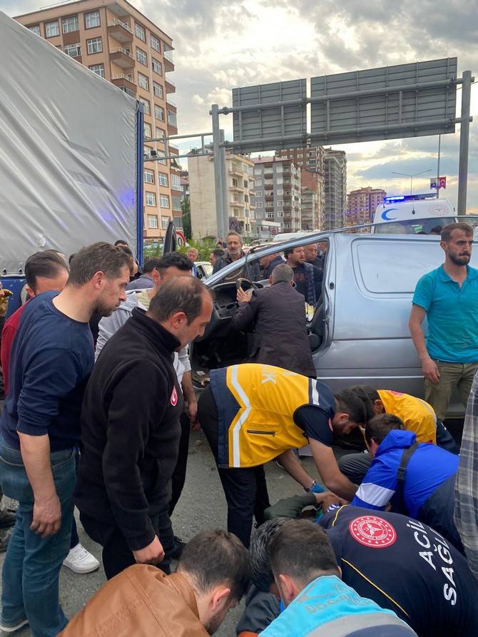 Rize'de hurdaya dönen aracın sahibi yaralandı 11