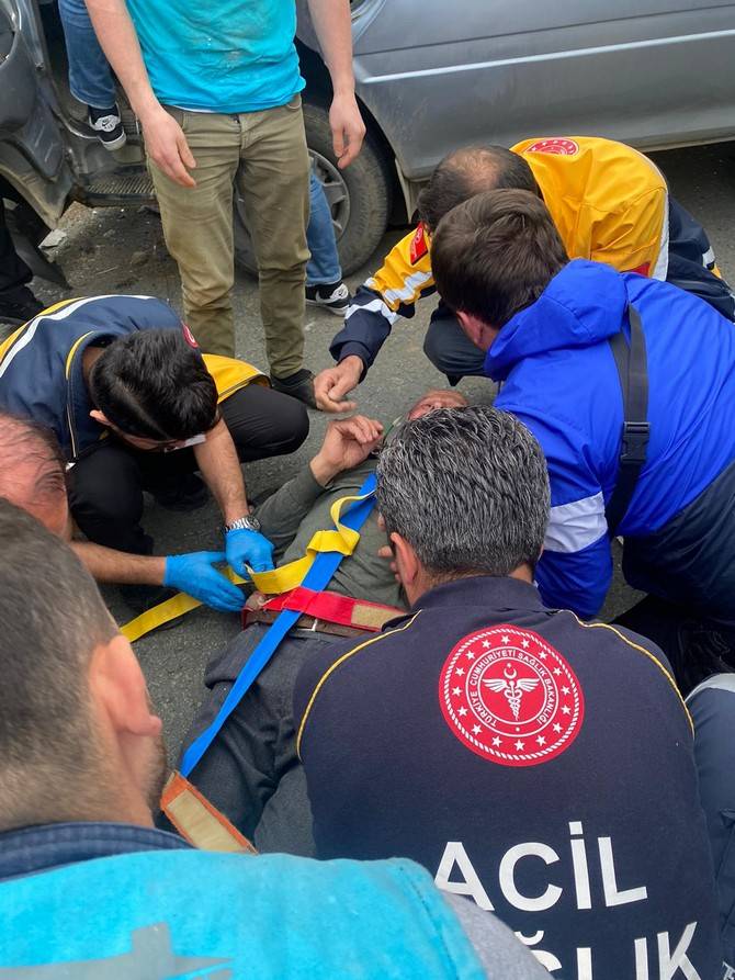 Rize'de hurdaya dönen aracın sahibi yaralandı 12