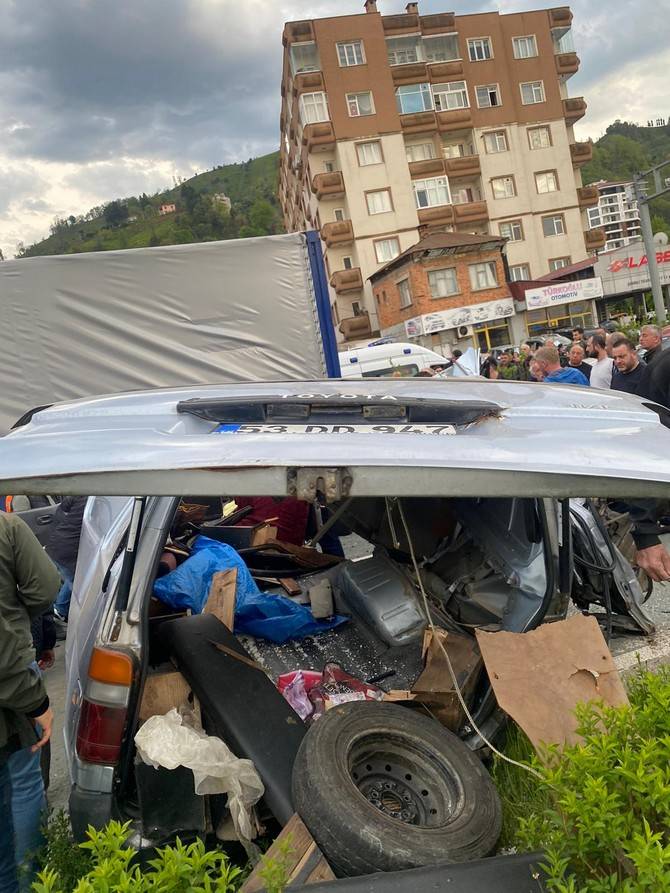 Rize'de hurdaya dönen aracın sahibi yaralandı 14