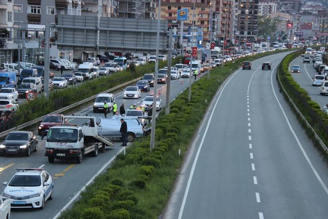Rize'de hurdaya dönen aracın sahibi yaralandı 5