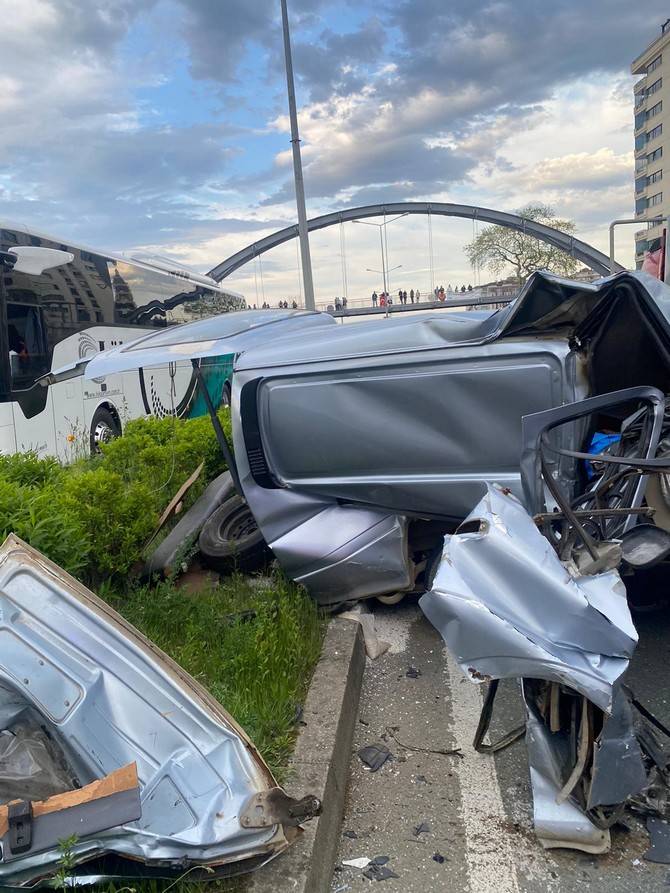 Rize'de hurdaya dönen aracın sahibi yaralandı 8