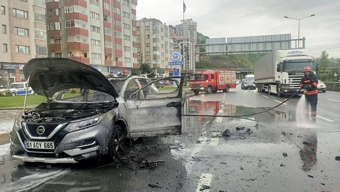 Trabzon'da seyir halinde alev alan otomobil kullanılamaz hale geldi 15