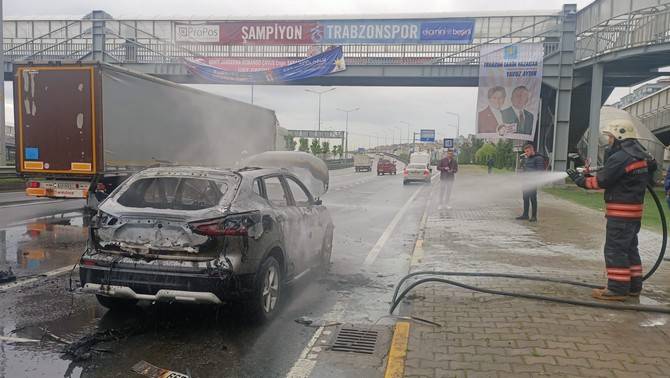 Trabzon'da seyir halinde alev alan otomobil kullanılamaz hale geldi 17