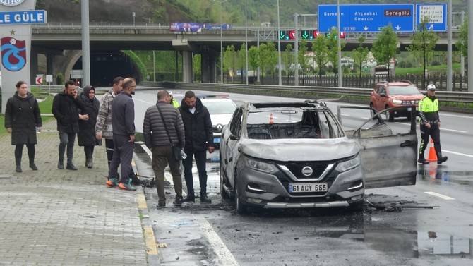 Trabzon'da seyir halinde alev alan otomobil kullanılamaz hale geldi 5