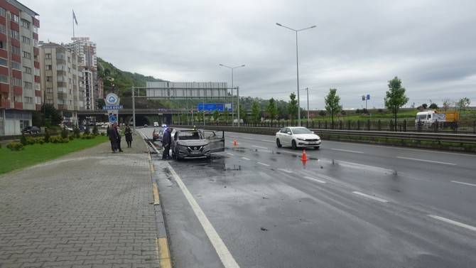 Trabzon'da seyir halinde alev alan otomobil kullanılamaz hale geldi 6