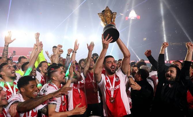 Süper Lig'e yükselen Samsunspor kupasını aldı 10