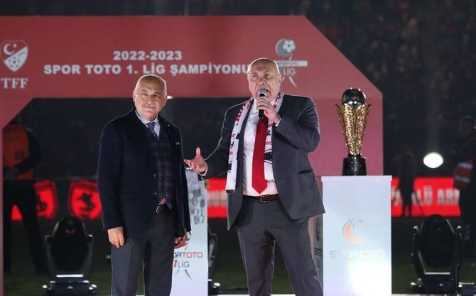 Süper Lig'e yükselen Samsunspor kupasını aldı 13