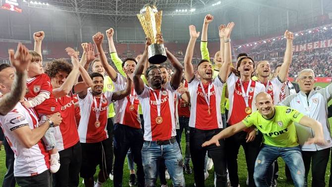 Süper Lig'e yükselen Samsunspor kupasını aldı 20