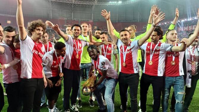 Süper Lig'e yükselen Samsunspor kupasını aldı 25