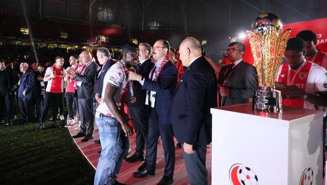 Süper Lig'e yükselen Samsunspor kupasını aldı 3