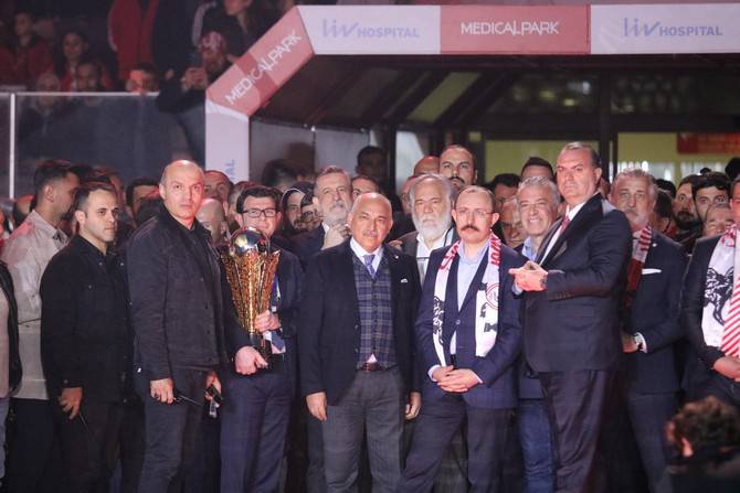 Süper Lig'e yükselen Samsunspor kupasını aldı 35