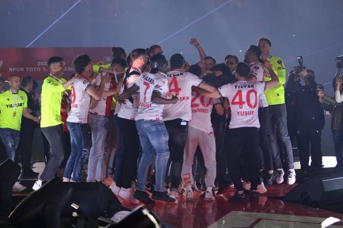 Süper Lig'e yükselen Samsunspor kupasını aldı 45