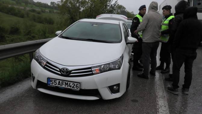 Kazaya müdahale eden polis aracına çarpan Rize plakalı otomobildeki 3 kişi yaralandı 12
