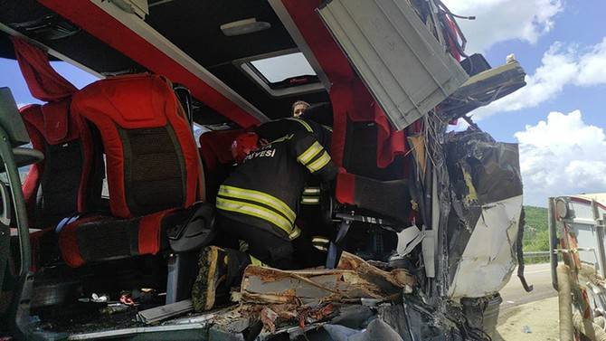 Trabzon yolcu otobüsünün kamyona çarpması sonucu 1 kişi öldü, 15 kişi yaralandı 1