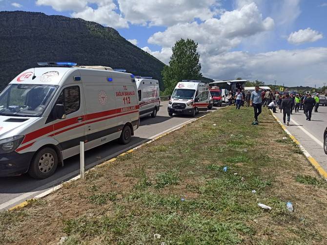 Trabzon yolcu otobüsünün kamyona çarpması sonucu 1 kişi öldü, 15 kişi yaralandı 10