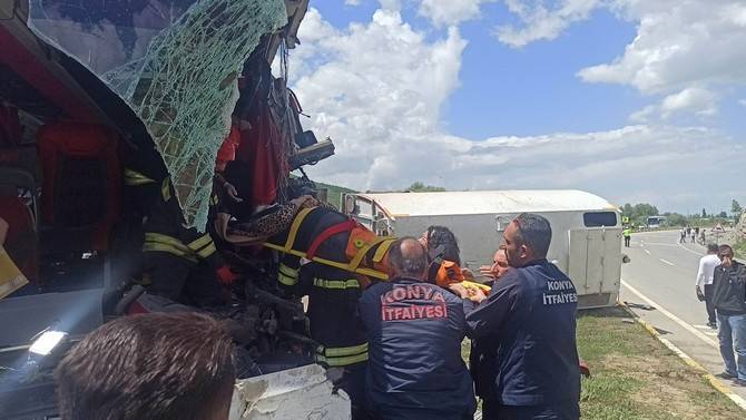 Trabzon yolcu otobüsünün kamyona çarpması sonucu 1 kişi öldü, 15 kişi yaralandı 11