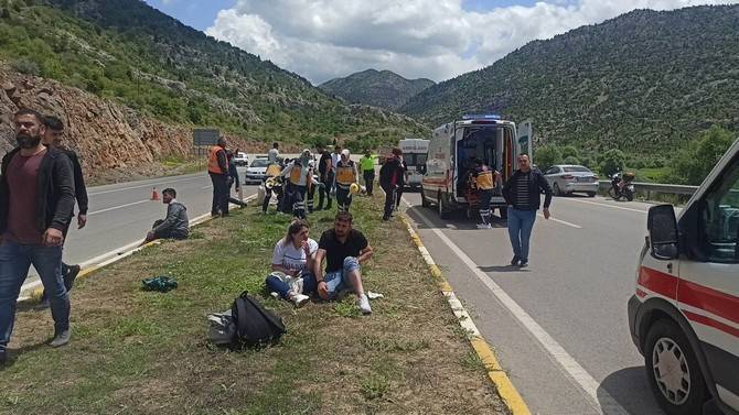 Trabzon yolcu otobüsünün kamyona çarpması sonucu 1 kişi öldü, 15 kişi yaralandı 13