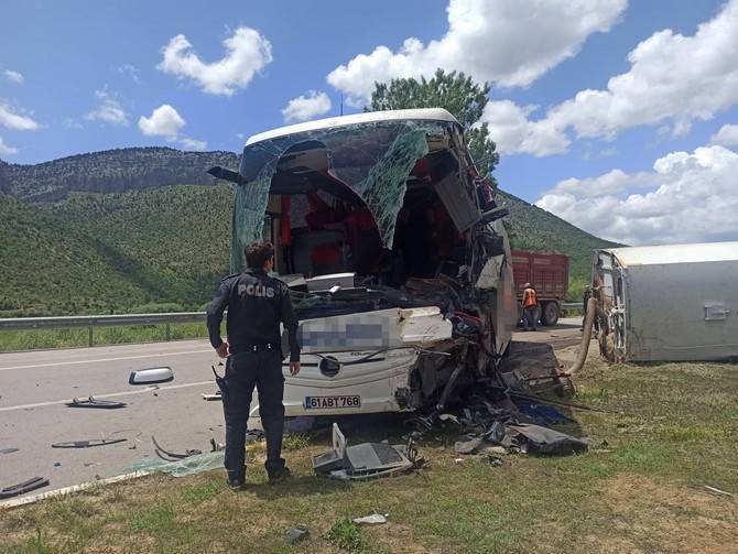 Trabzon yolcu otobüsünün kamyona çarpması sonucu 1 kişi öldü, 15 kişi yaralandı 2