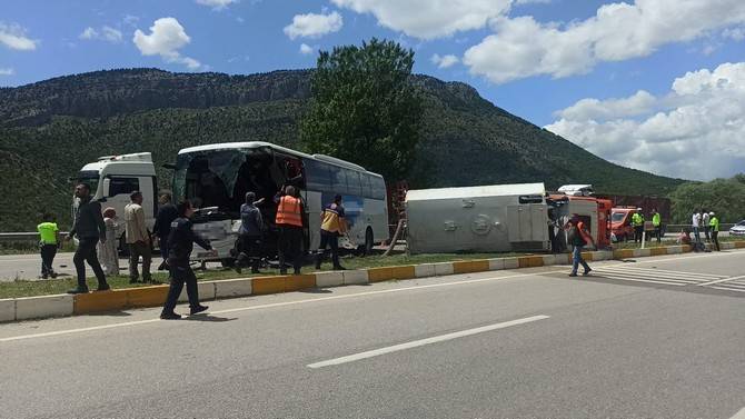 Trabzon yolcu otobüsünün kamyona çarpması sonucu 1 kişi öldü, 15 kişi yaralandı 4