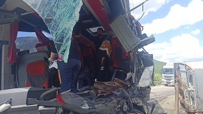Trabzon yolcu otobüsünün kamyona çarpması sonucu 1 kişi öldü, 15 kişi yaralandı 5