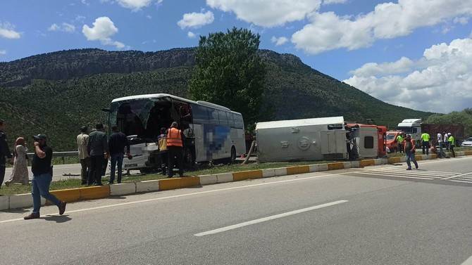 Trabzon yolcu otobüsünün kamyona çarpması sonucu 1 kişi öldü, 15 kişi yaralandı 6