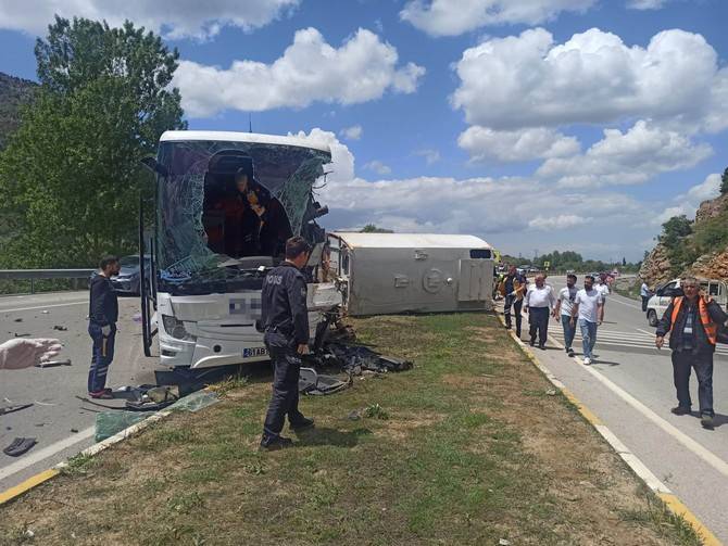 Trabzon yolcu otobüsünün kamyona çarpması sonucu 1 kişi öldü, 15 kişi yaralandı 7