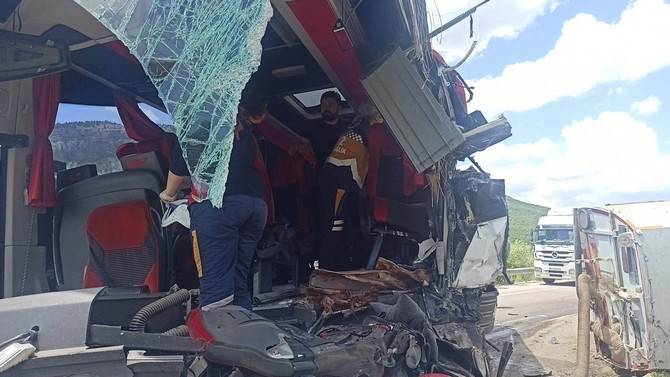 Trabzon yolcu otobüsünün kamyona çarpması sonucu 1 kişi öldü, 15 kişi yaralandı 8