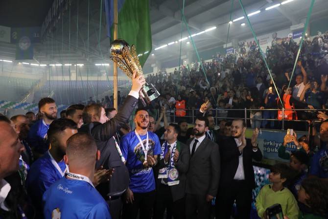 Süper Lig'e yükselen Çaykur Rizespor kupasını aldı 10