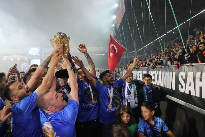 Süper Lig'e yükselen Çaykur Rizespor kupasını aldı 11