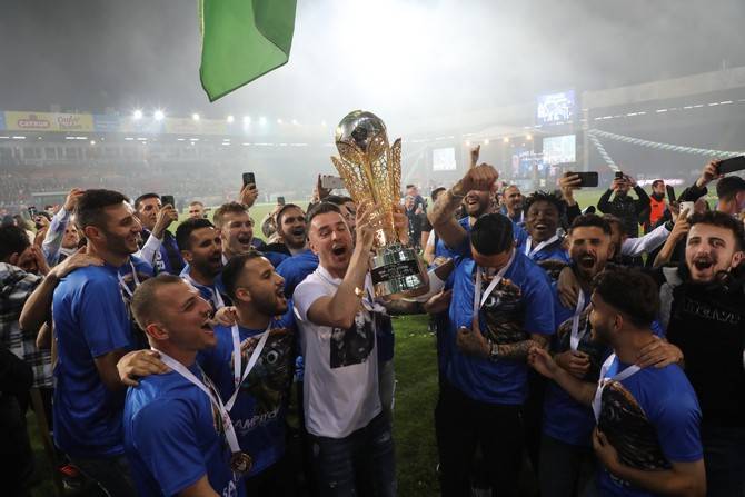 Süper Lig'e yükselen Çaykur Rizespor kupasını aldı 12