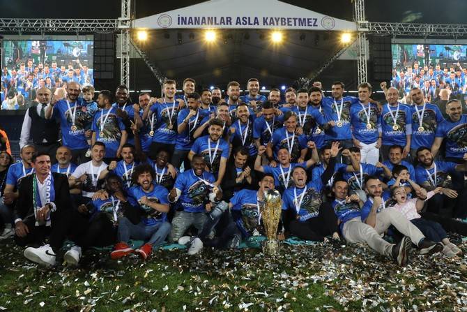Süper Lig'e yükselen Çaykur Rizespor kupasını aldı 14