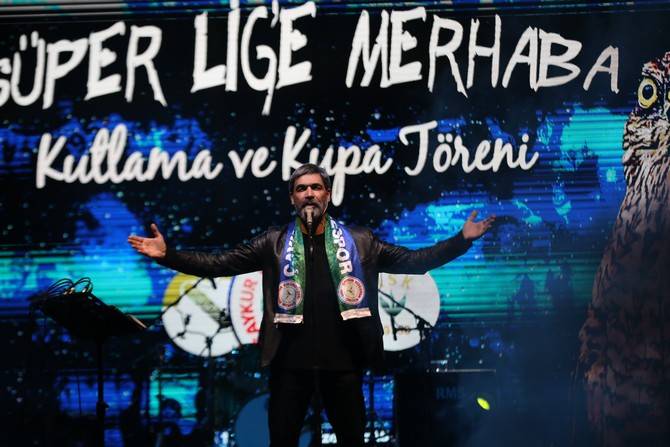 Süper Lig'e yükselen Çaykur Rizespor kupasını aldı 16