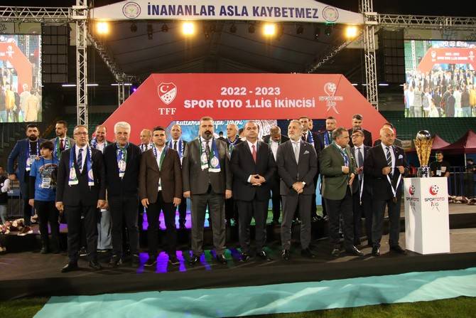 Süper Lig'e yükselen Çaykur Rizespor kupasını aldı 20