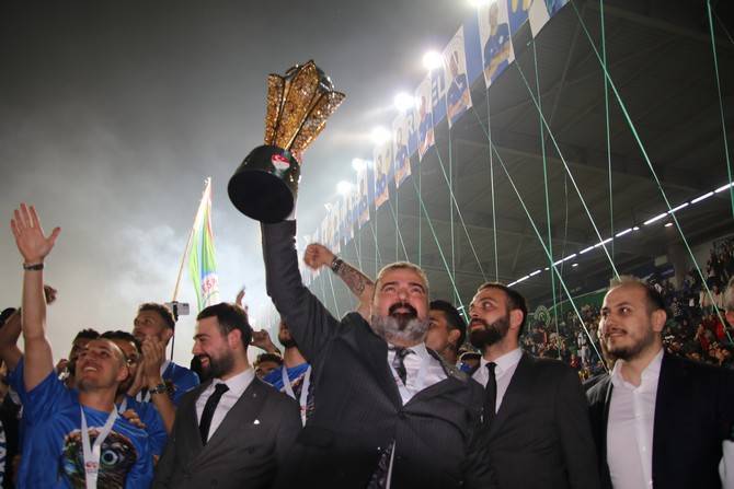 Süper Lig'e yükselen Çaykur Rizespor kupasını aldı 24