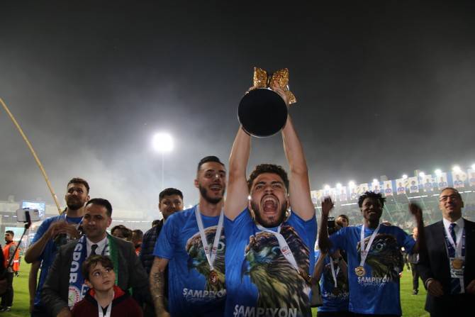 Süper Lig'e yükselen Çaykur Rizespor kupasını aldı 25