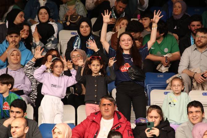 Süper Lig'e yükselen Çaykur Rizespor kupasını aldı 30