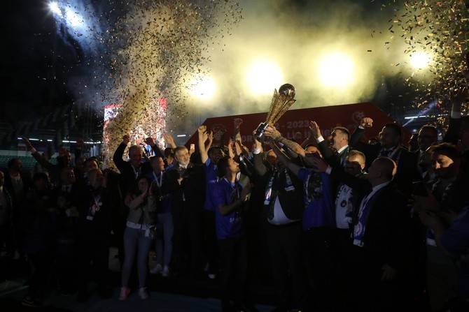 Süper Lig'e yükselen Çaykur Rizespor kupasını aldı 6