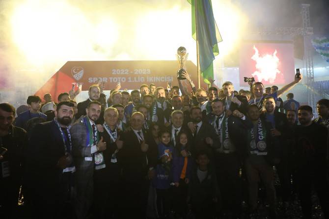 Süper Lig'e yükselen Çaykur Rizespor kupasını aldı 7