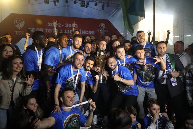 Süper Lig'e yükselen Çaykur Rizespor kupasını aldı 9