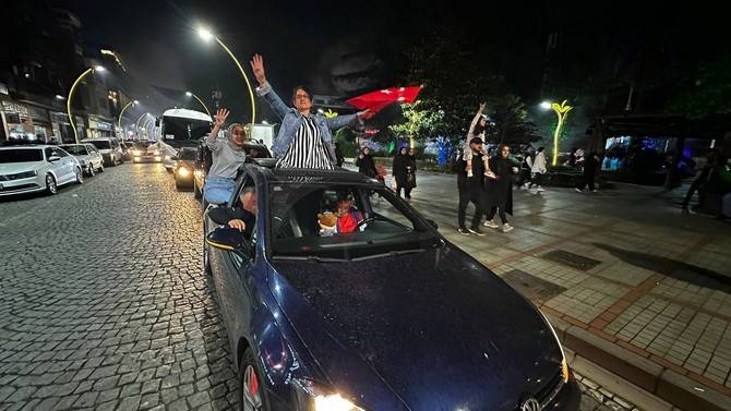 Cumhurbaşkanı Erdoğan'ın seçim başarısı Rize'de kutlanıyor 13
