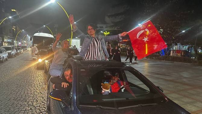 Cumhurbaşkanı Erdoğan'ın seçim başarısı Rize'de kutlanıyor 15
