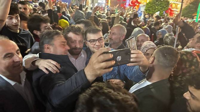 Cumhurbaşkanı Erdoğan'ın seçim başarısı Rize'de kutlanıyor 16