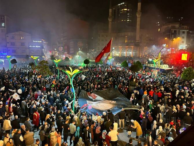 Cumhurbaşkanı Erdoğan'ın seçim başarısı Rize'de kutlanıyor 58