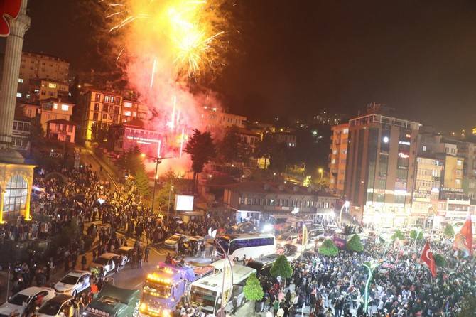 Cumhurbaşkanı Erdoğan'ın seçim başarısı Rize'de kutlanıyor 59