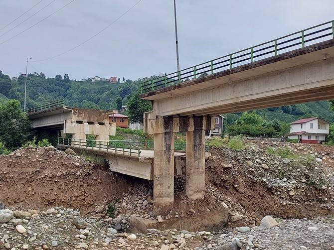 Rize'de dereden alınan kum ve çakıl köprünün çökmesine neden oldu 12